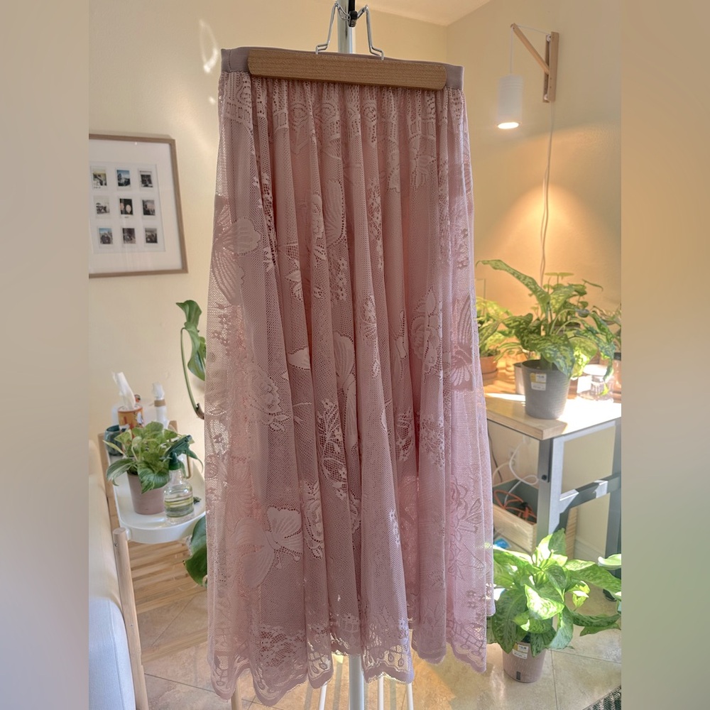Midi pink skirt with lace overlay